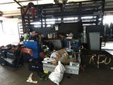 un garage rempli d'objets
