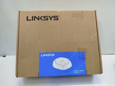 La boîte du routeur sans fil Linksys est ouverte sur la table.