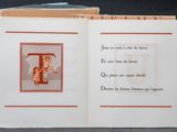 un livre ouvert sur lequel figure la photo d'un homme
