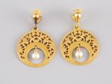 une paire de boucles d'oreilles en or ornées d'une perle et d'un arbre