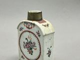 une petite boîte blanche ornée d'un motif floral