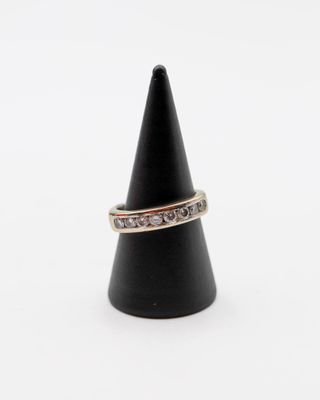 un cône noir surmonté d'une bague en diamant