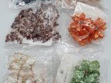 toutes sortes de fruits à coque dans des sachets en plastique posés sur une table