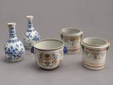 quatre vases et un vase posés sur une table