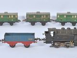 plusieurs petits trains sont alignés sur une surface blanche