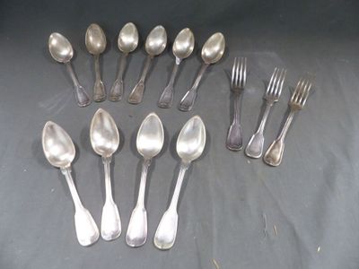beaucoup de cuillères et de fourchettes en argent sur une table