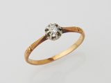 une bague en or et diamants sertie d'une seule pierre