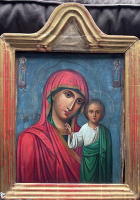 une image d'un tableau représentant une femme tenant un enfant dans ses bras
