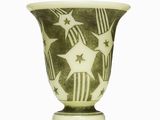 un vase vert orné d'étoiles et de rayures