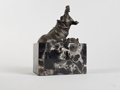 statue d'un chien posée sur un bloc de marbre, sur fond blanc