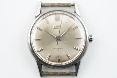 une image d'une montre-bracelet sur une surface blanche