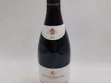 la bouteille de vin est posée sur la table, prête à être consommée