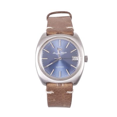une photo d'une montre-bracelet avec un cadran bleu et un bracelet en cuir marron