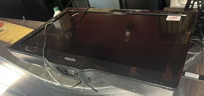 une photo d'un téléviseur à écran plat posé sur une table