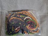une photo d'un sac de perles posé sur un canapé