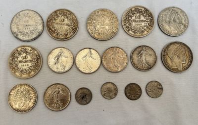 gros plan d'un paquet de pièces de monnaie posé sur une table