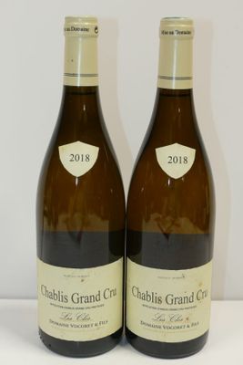deux bouteilles de vin posées l'une à côté de l'autre sur une table