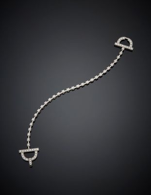un collier en or blanc et diamants, muni d'un fermoir en diamants