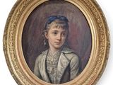 portrait d'une jeune fille en robe blanche, dans un cadre doré