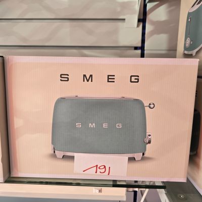 une boîte sur laquelle est représenté un grille-pain