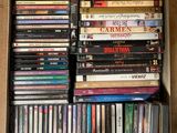 beaucoup de dvd dans une boîte sur une table