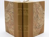 deux livres posés l'un sur l'autre sur une surface blanche