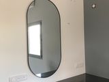 un comptoir noir surmonté d'un miroir