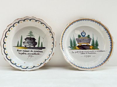 deux assiettes avec des motifs différents