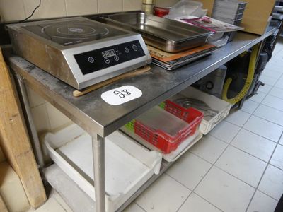 plan de travail en acier inoxydable équipé de deux brûleurs et d'une cuisinière