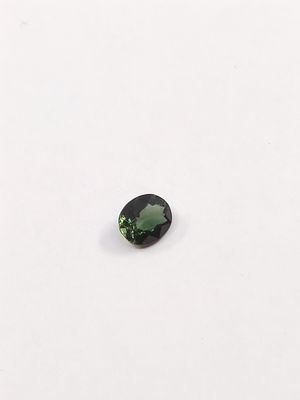 une tourmaline verte sur un fond blanc