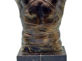 sculpture représentant le buste d'une femme, posée sur un socle en marbre