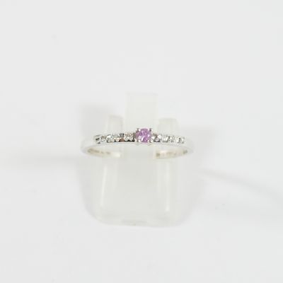 une bague en or blanc sertie d'un saphir rose et de diamants