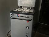 une petite machine qui se trouve dans le coin d'une pièce