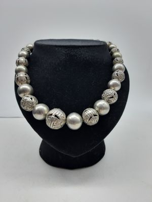 un gros plan d'un collier sur une tête de mannequin