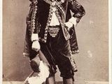 une vieille photo d'un homme en costume et avec un chapeau