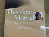 un livre posé sur une table, avec la photo d'un homme