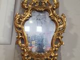 un miroir accroché au mur d'une pièce