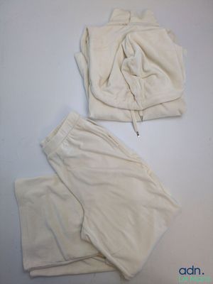 deux vêtements sont disposés sur une surface blanche