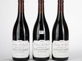 trois bouteilles de vin sont alignées sur une surface blanche