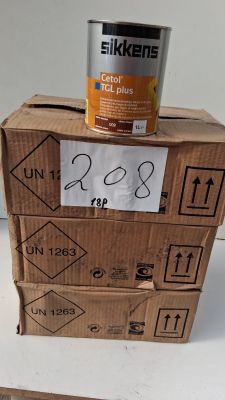 un pot de peinture posé sur une boîte en carton
