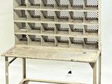 un vieil établi en bois avec de nombreux tiroirs