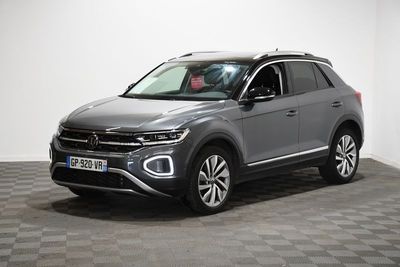 un SUV Volkswagen gris garé dans une pièce au sol carrelé