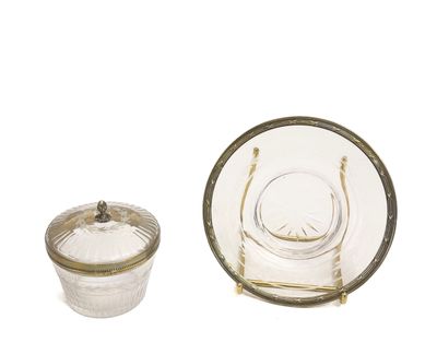 un récipient en verre muni d'un couvercle et un récipient en verre muni d'un couvercle