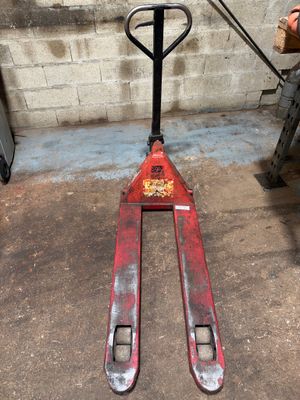un chariot élévateur rouge garé dans un garage
