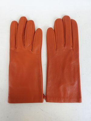 une paire de gants en cuir marron sur fond blanc