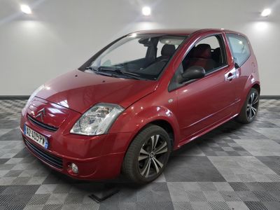 la photo d'une petite voiture rouge garée dans un garage