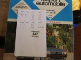 une boîte sur laquelle est représentée une voiture, posée sur une table