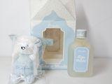 un ours en peluche assis à côté d'une bouteille contenant un liquide