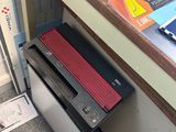 un bureau sur lequel se trouvent une imprimante et un livre