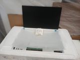 un ordinateur portable posé sur une boîte blanche